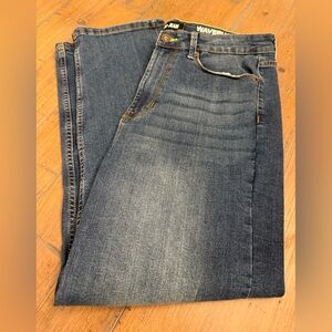 DKNY JEANS Waverly straight leg woman’s jeans.  Size 30/10. Excellent Condition